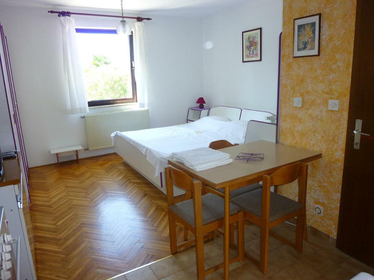 Studio Apartment Ozi โรวีน ภายนอก รูปภาพ